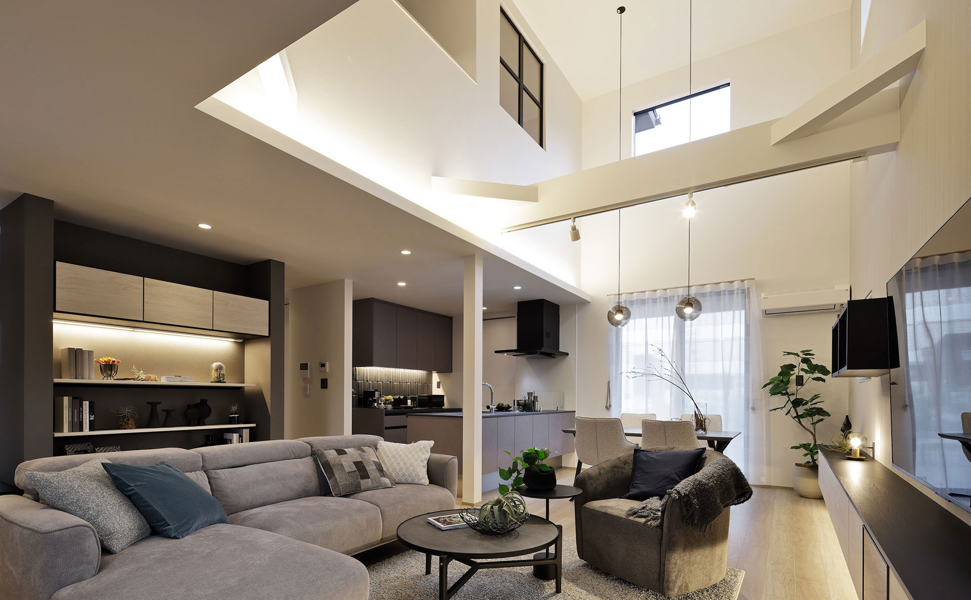 吹き抜けがつなぐ大人モダンな家