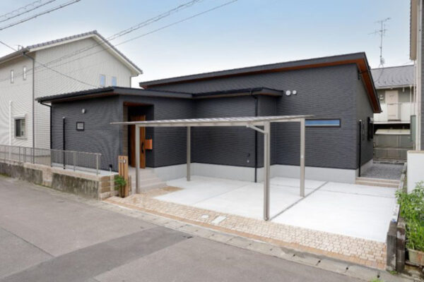 アウトドアリビングを楽しむ平屋