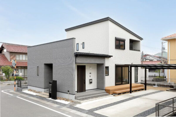 シャープな美しさと心地よさが共存する、モダンスタイルの家