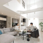 【開放感あふれる暮らし】吹き抜けのある家の魅力とは？｜NAITOHOME